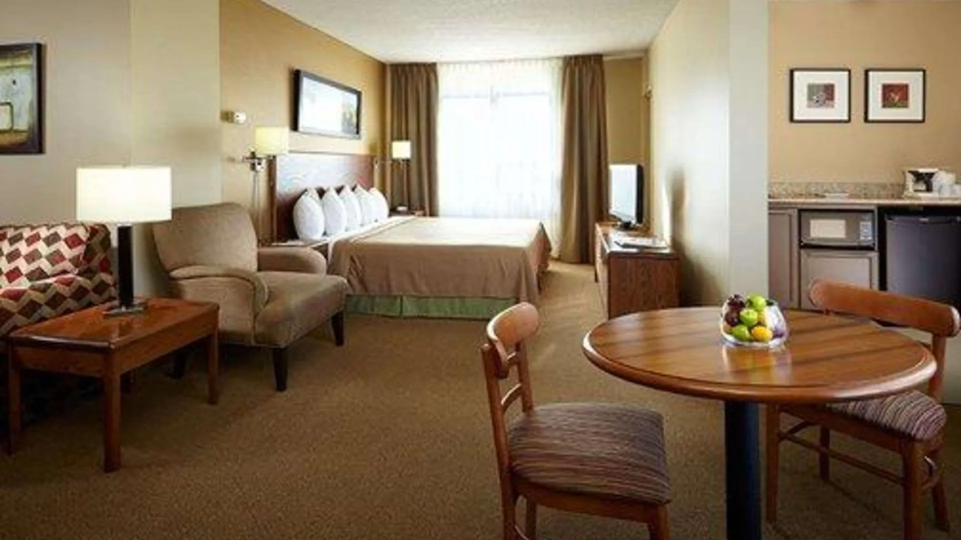 Quality Inn & Suites Pe Trudeau Airport Dorval Hotel