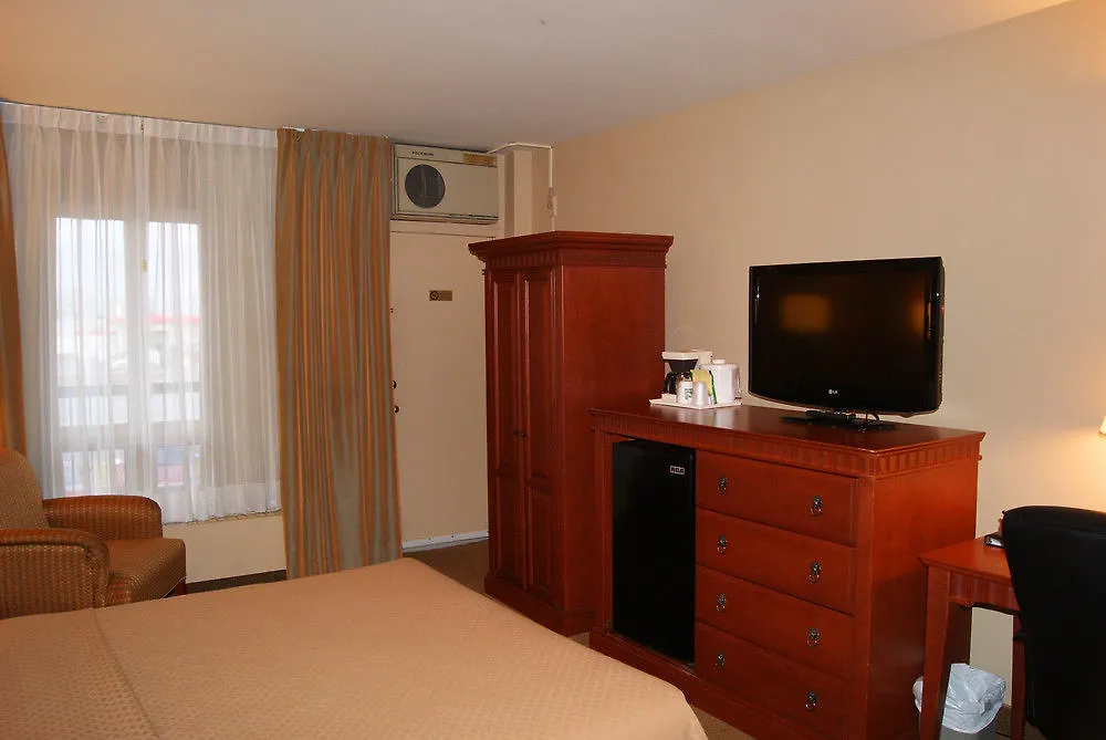 Quality Inn & Suites Pe Trudeau Airport Dorval Hotel