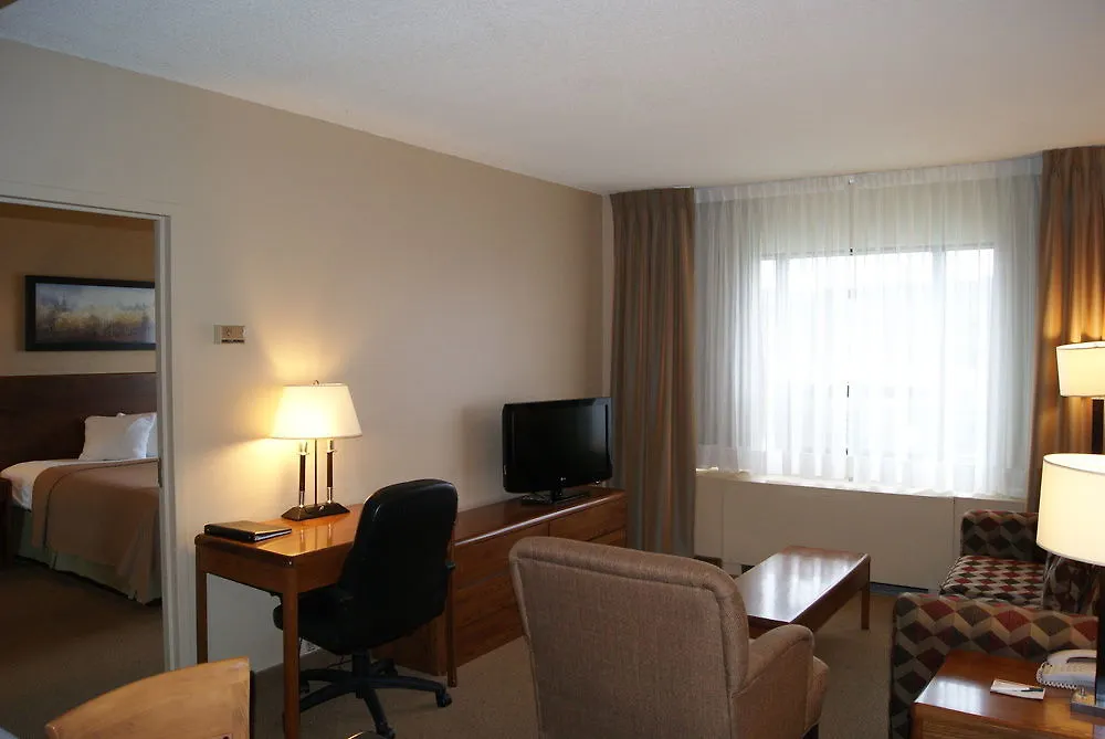 Hotel Quality Inn & Suites Pe Trudeau Airport Dorval