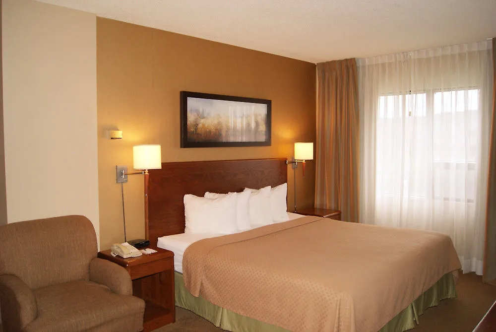 Quality Inn & Suites Pe Trudeau Airport Dorval 3*,